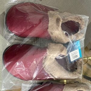 Isotoner slippers 2 pairs